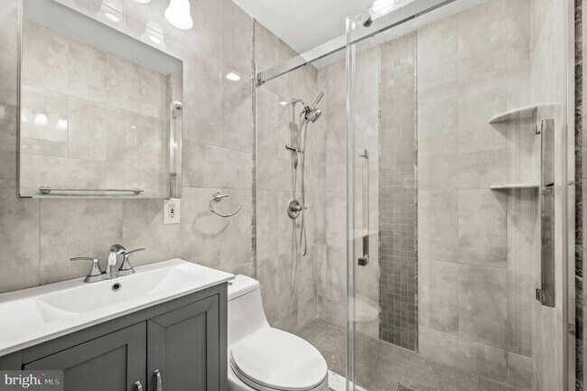 Building Photo - 124 Hampstead Dr