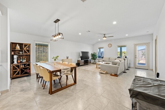 Building Photo - 30010 Reagans Rnch Dr