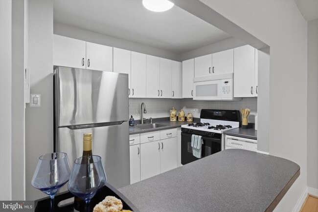 Building Photo - 1260 21st St NW