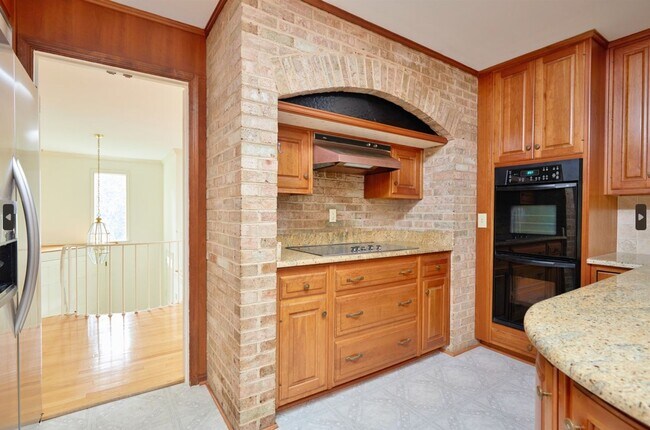 Building Photo - Sparkling and Spacious