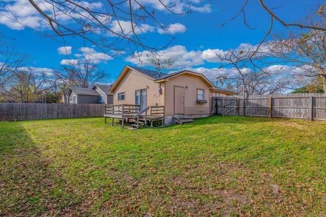 Building Photo - February Move In Available!  Cute 3 Bed, 1...