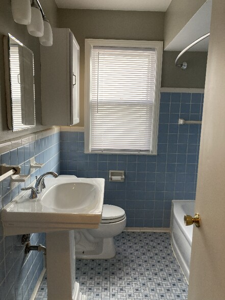 Building Photo - 1509 Chapin Ave