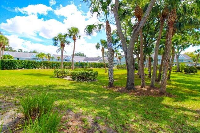 Building Photo - 2/2 REMODELED UNFURNISHED CONDO 1ST FLOOR ...