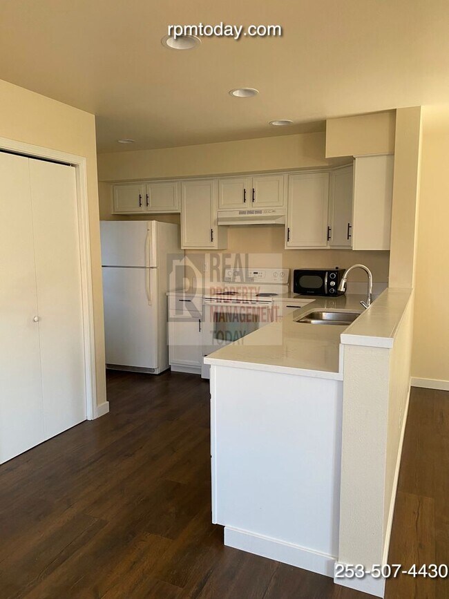 Building Photo - Bright and Inviting 2-Bedroom Townhouse in...