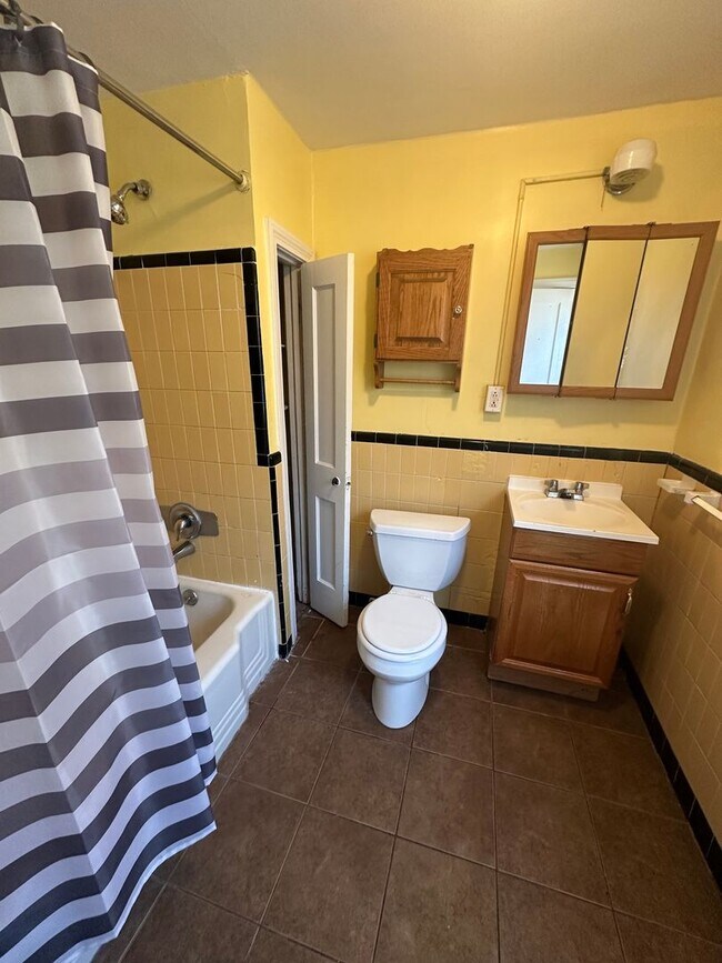 Building Photo - 4 Bed, 1 Bath Row home