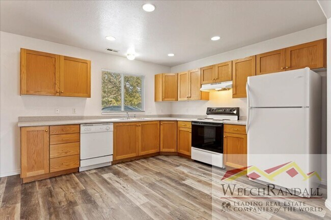 Building Photo - Beautiful 3 Bed 1.5 Bath Townhome in Ogden