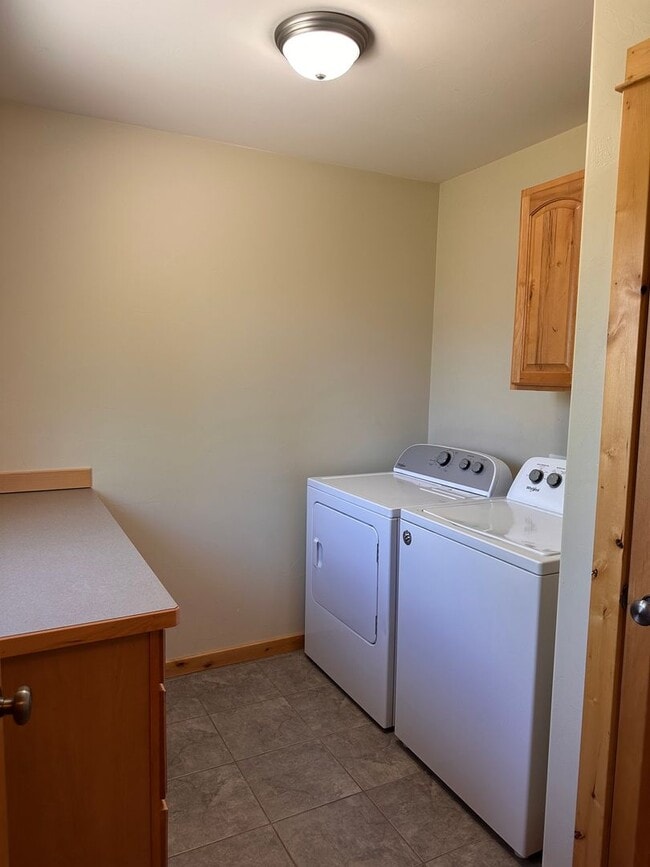 Building Photo - Gorgeous 3 Bedroom Home in Elk Grove Commu...
