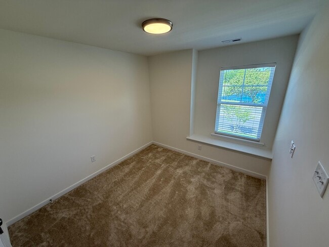 Building Photo - 3372 Hill Rd