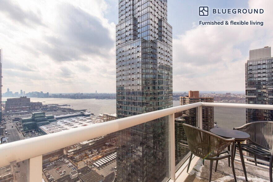 Building Photo - 560 W 43rd St