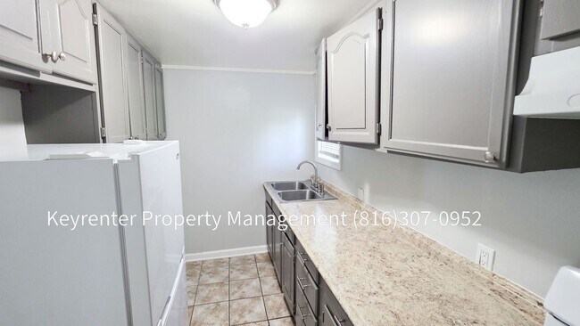 Building Photo - 802 S Logan Ave