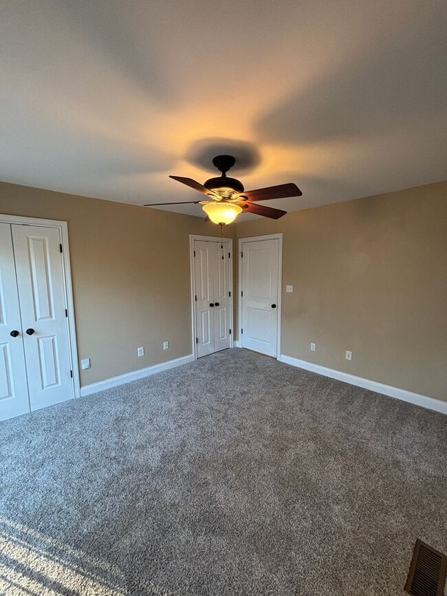 Building Photo - Freshly Renovated Dollhouse in Maryville!!