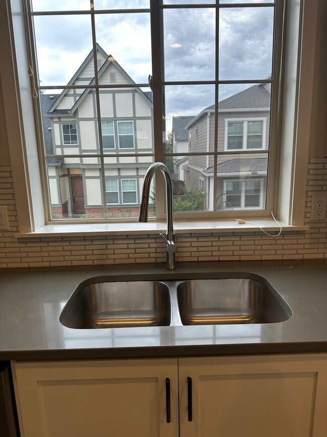 Building Photo - BEAUTIFUL CONTEMPORARY HOME IN BETHANY