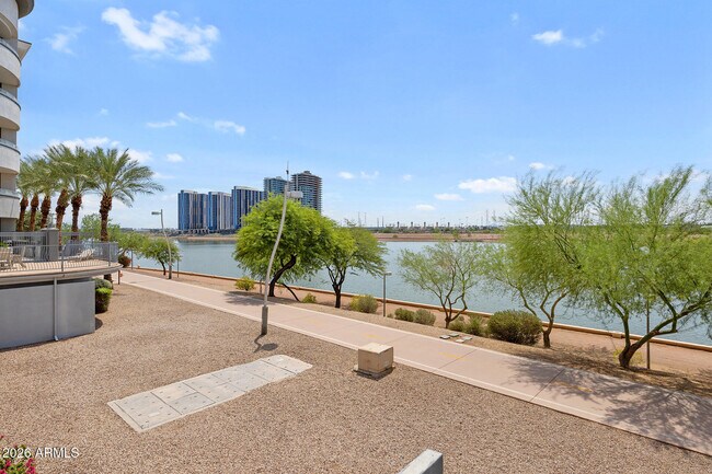 Building Photo - 945 E Playa Del Norte Dr