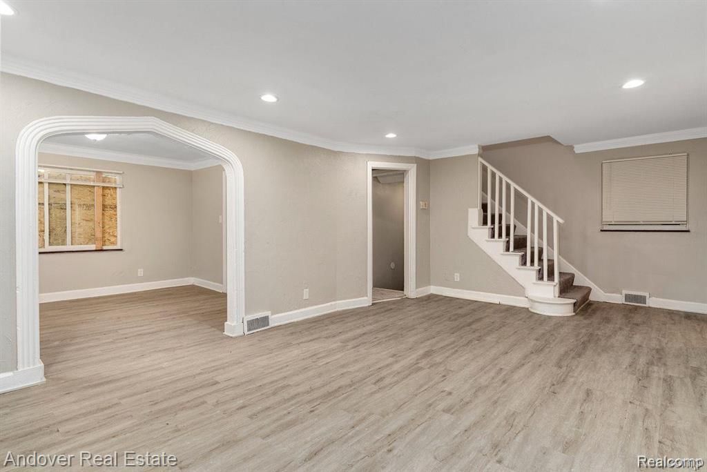 Building Photo - 5574 Buckingham