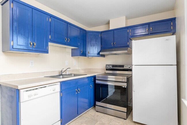 Building Photo - 3 Bed/2 1/2 Bath Pool Pet Friendly Bus line Parking