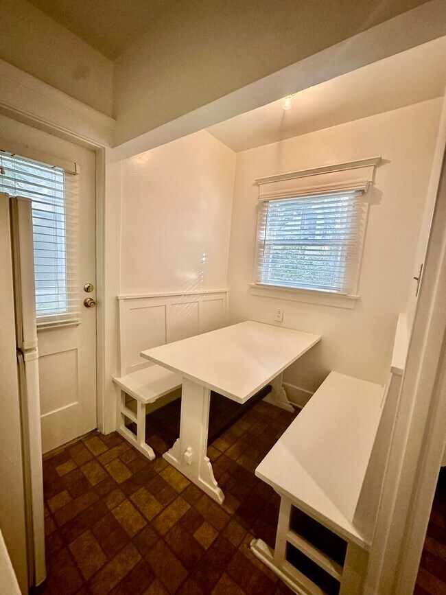 Building Photo - Quiet bungalow living in Historic Carroll Park