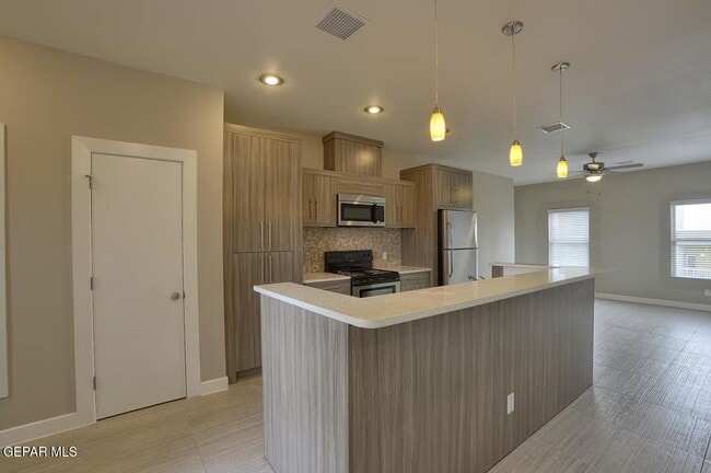 Building Photo - 410 Thorn Ave