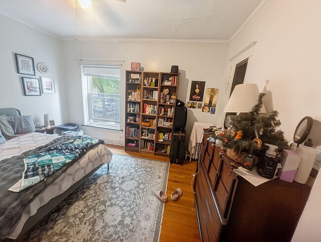 Building Photo - Large 3-bed/1-bath Apartment in the Heart of Rogers Park!
