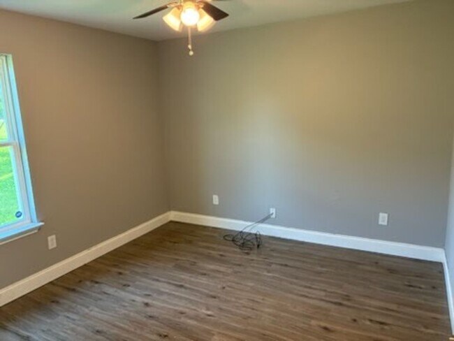 Building Photo - 107 E Miller St