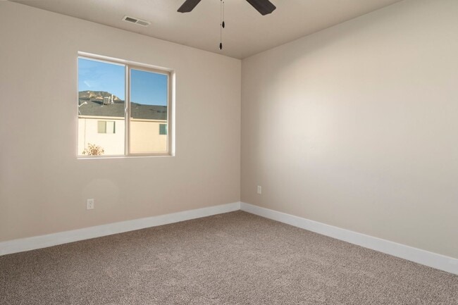 Building Photo - ** Move-In Bonus!** 3 Bed 2.5 Bath Townhom...