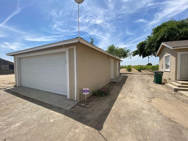 Building Photo - 3 br, 1 bath House - 8227 E. Floral Ave