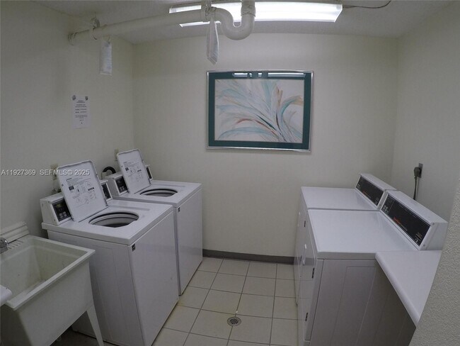 Building Photo - 18151 NE 31st Ct