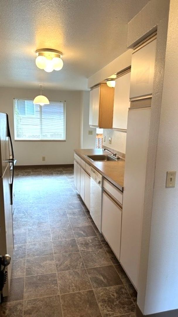 Building Photo - Rent Special: 1/2 Off April's Rent!! 1 Bedroom 1 Bath Apartment - Second Floor!