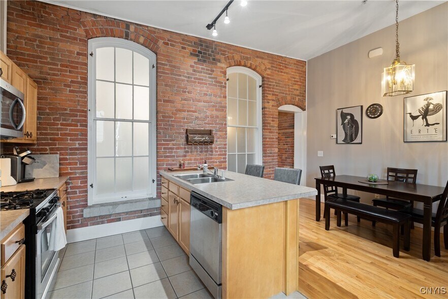 Building Photo - 317 W Fayette St