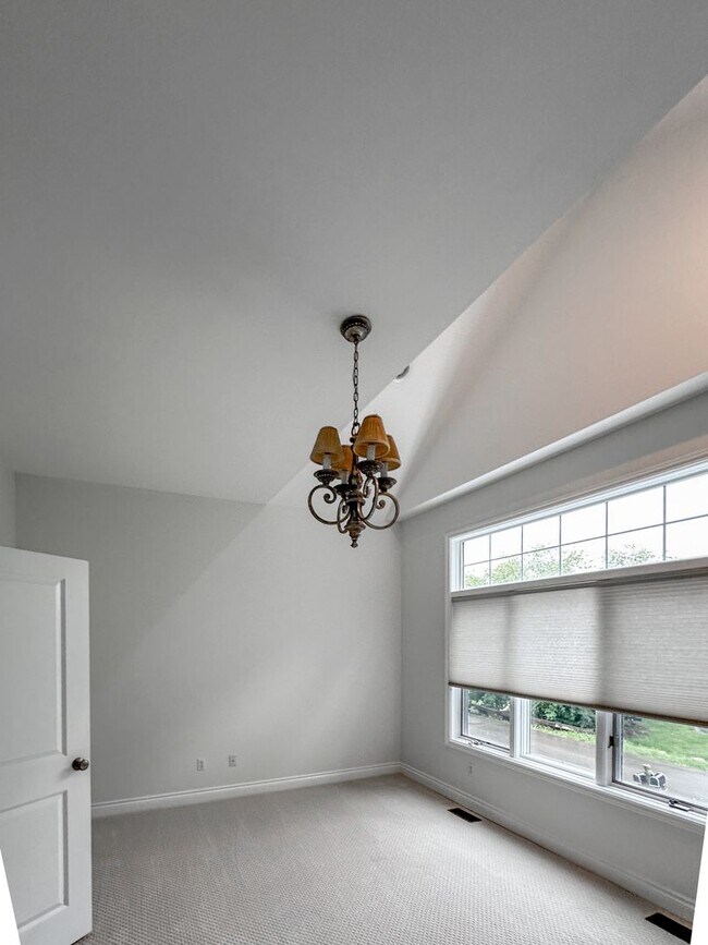 Building Photo - Lakeside Living!