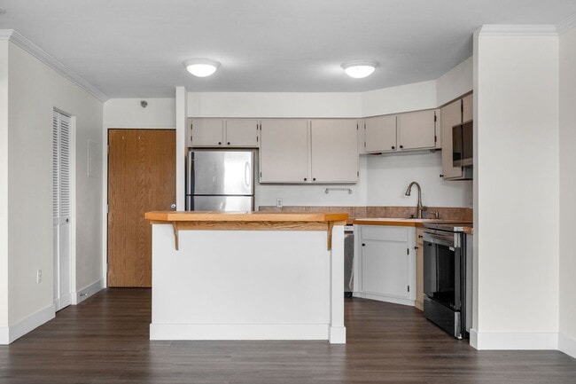 Building Photo - Spacious, Renovated Downtown Condo with Breathtaking Views of the City!