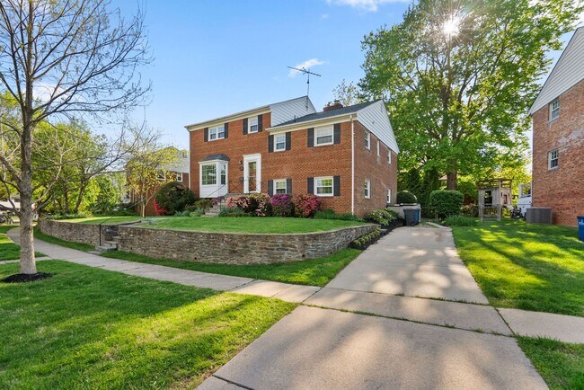 Building Photo - 3 Bed 2.5 Bath - Bethesda Split Level Single Family - Move In Ready