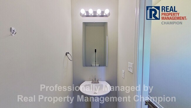 Building Photo - Beautiful Townhome with Open Floorplan and...