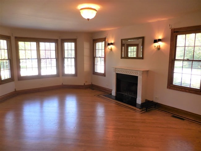 Building Photo - 1616 N Clarence Ave