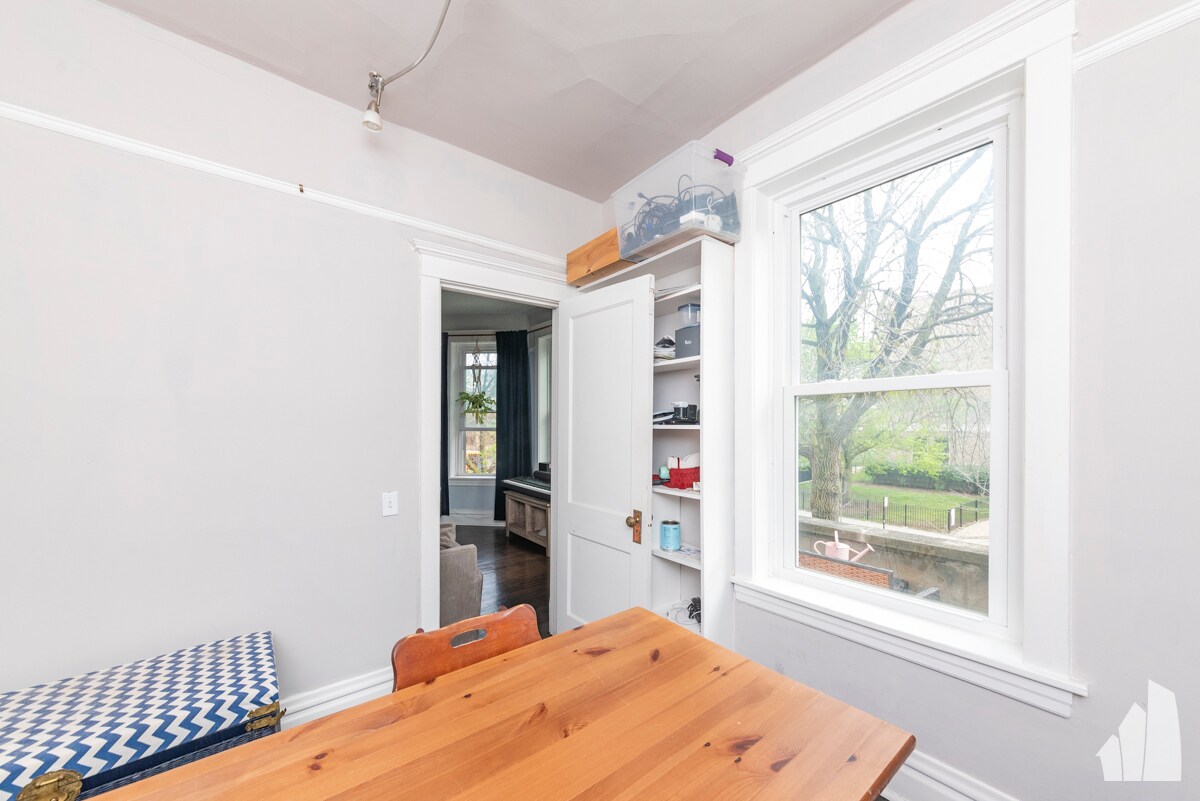 Building Photo - 842 W Waveland Ave