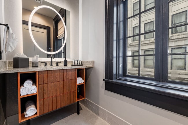 Building Photo - 1011 Canal St