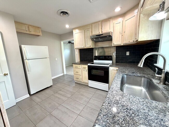 Building Photo - Beautifully Updated Home in Amazing Alamo Heights Area!