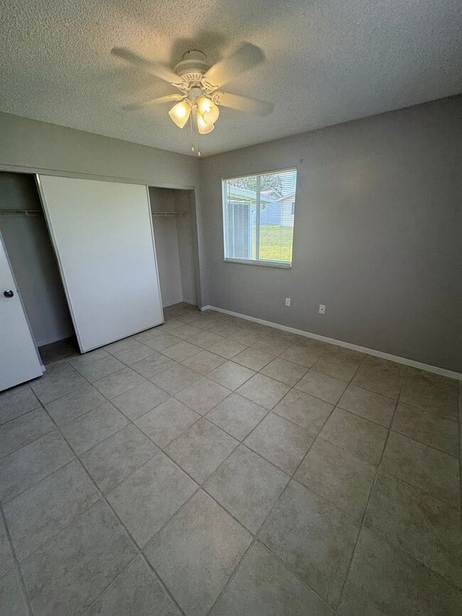 Building Photo - Charming 2/1 Home in Oak Run 55+ Community...