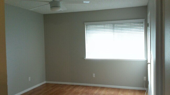 Building Photo - 1441 W Norwich Ave