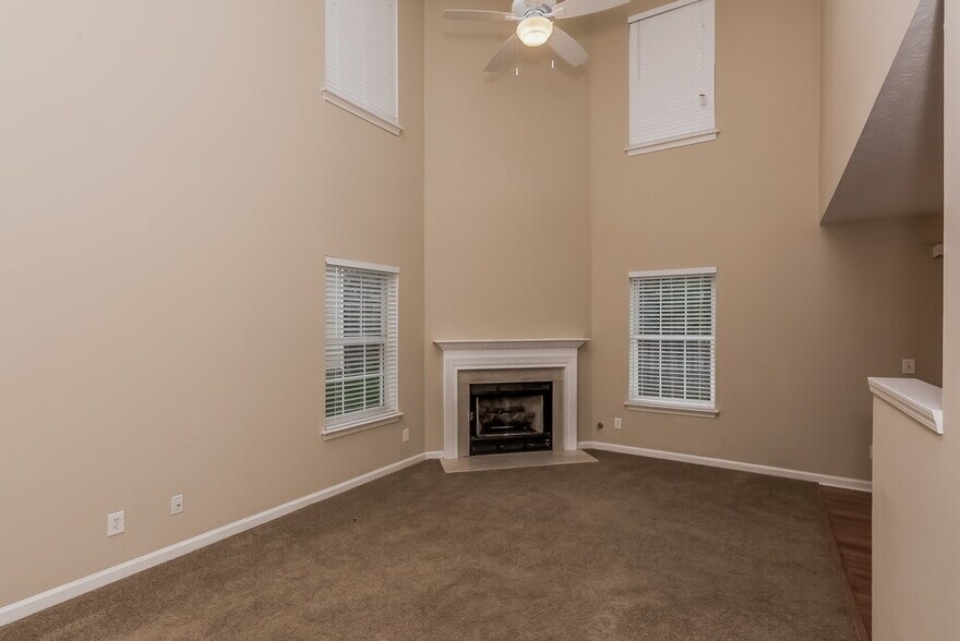 Building Photo - 2355 Lexington Ln