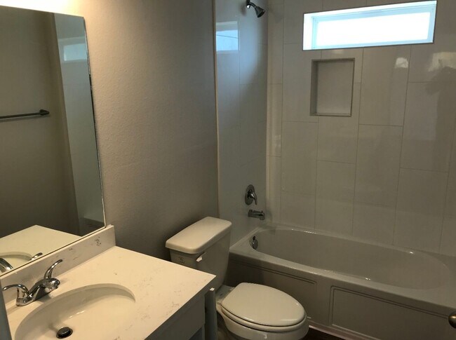 Building Photo - 430 Schmidt Rd