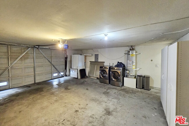 Building Photo - 18130 Oxnard St