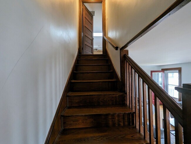 Building Photo - 3-Bedroom Gem with Master Suite and Detach...