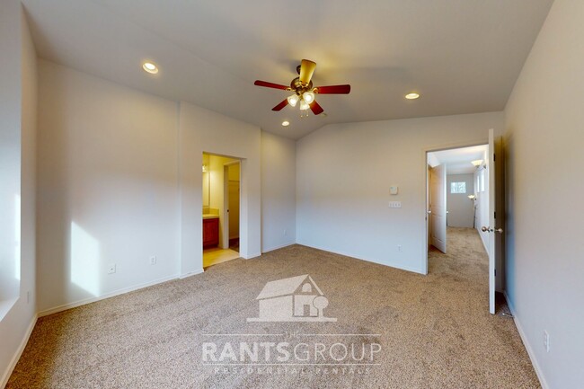 Building Photo - Beautifully renovated 3/2.5 home in the Ed...