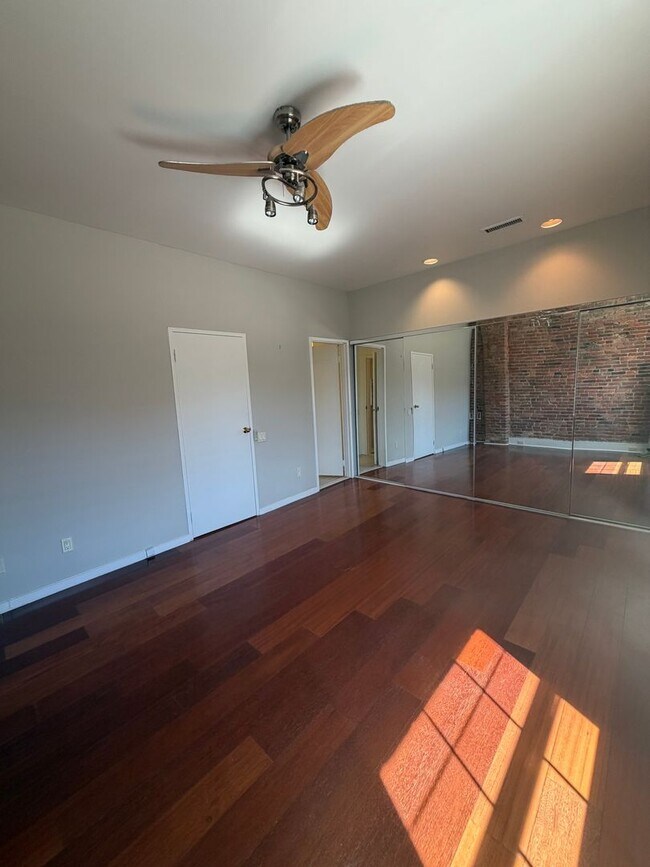 Building Photo - 102 Church St