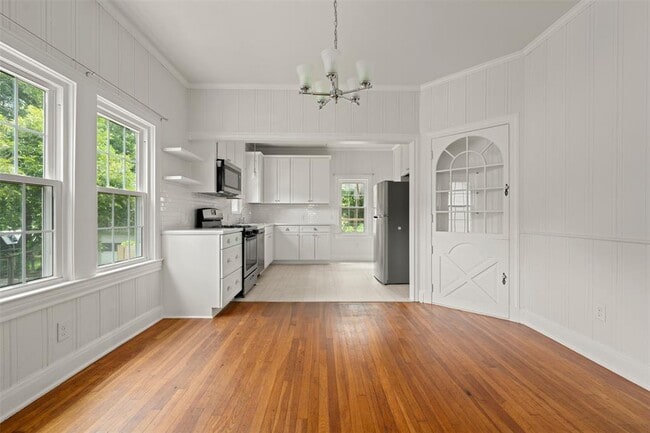 Building Photo - 2111 Kenwood Ave