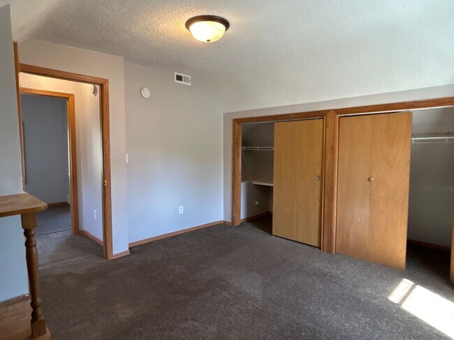 Building Photo - Spacious 3 bedroom 1 Bathroom House Available May 1st!