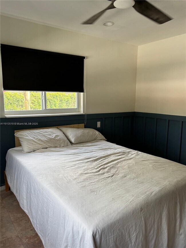 Building Photo - 2002 NE 43rd St