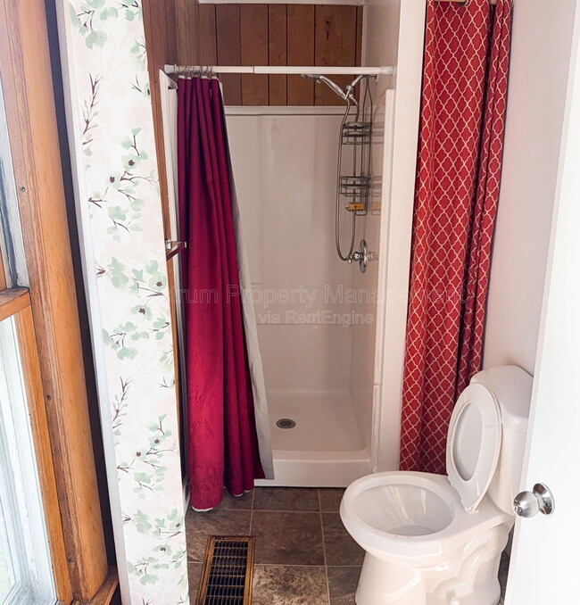 Building Photo - 4 Autumn St