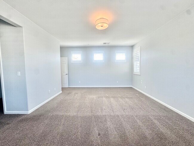 Building Photo - Stunning 5BR Home with Pool, Loft & 3-Car Garage!