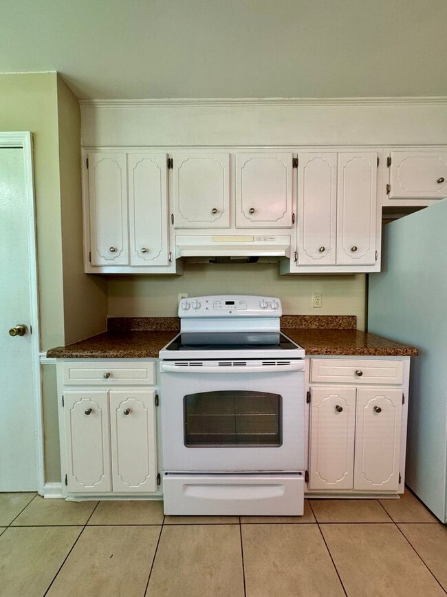 Building Photo - Charming 3 Bedroom, 2 Bath Home Available Now!